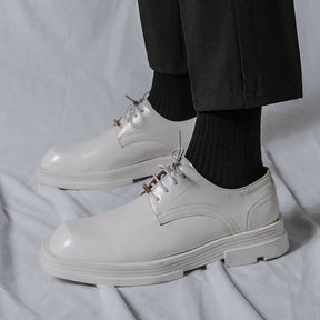 Sapato masculino Derby Monzzani MZ910 em couro premium fosco, com solado tratorado de 5 cm, ideal para composições urbanas, sociais e casuais com estilo.