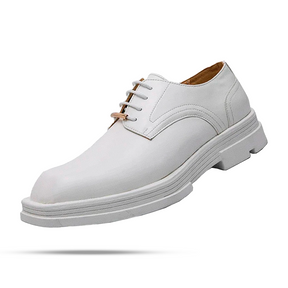 Sapato masculino Derby Monzzani MZ910 em couro premium fosco, com solado tratorado de 5 cm, ideal para composições urbanas, sociais e casuais com estilo.