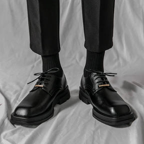 Sapato masculino Derby Monzzani MZ910 em couro premium fosco, com solado tratorado de 5 cm, ideal para composições urbanas, sociais e casuais com estilo.