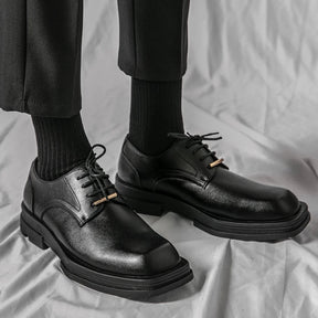 Sapato masculino Derby Monzzani MZ910 em couro premium fosco, com solado tratorado de 5 cm, ideal para composições urbanas, sociais e casuais com estilo.