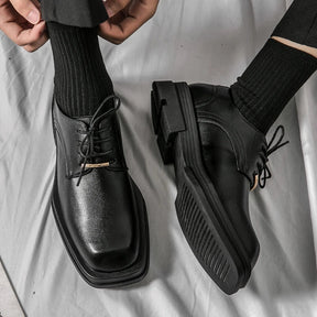 Sapato masculino Derby Monzzani MZ910 em couro premium fosco, com solado tratorado de 5 cm, ideal para composições urbanas, sociais e casuais com estilo.