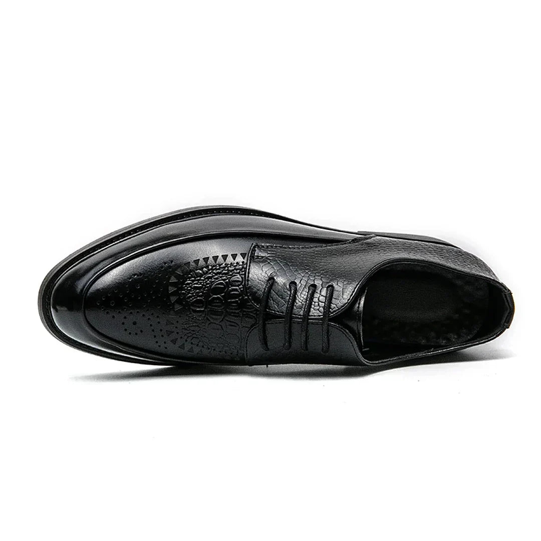 Sapato masculino Derby Monzzani MZ913 em couro texturizado em escamas, design elegante com plataforma de 4 cm, ideal para looks formais e casuais.