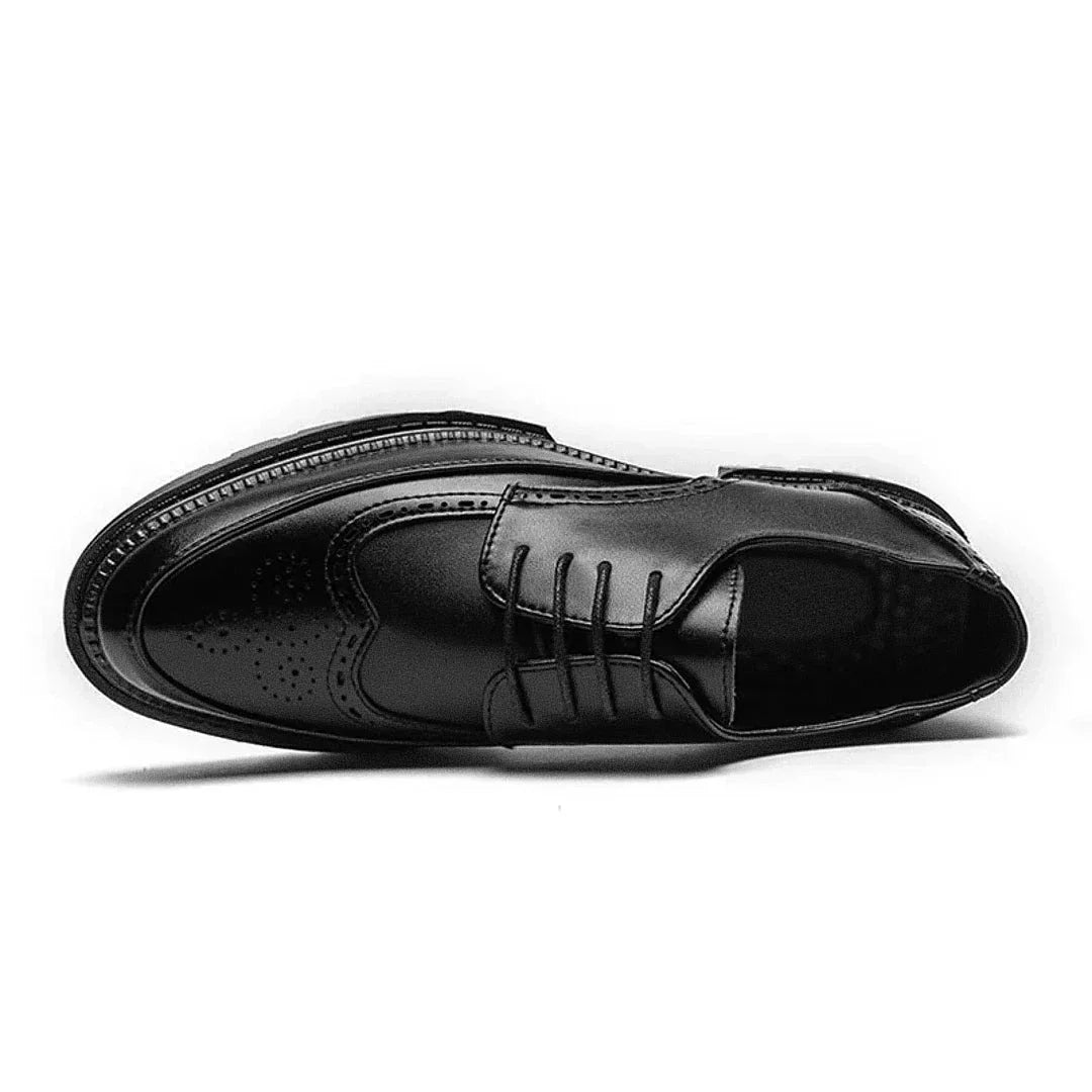 Sapato masculino Derby Monzzani MZ915 em couro texturizado fosco com solado tratorado de 5 cm, design robusto e versátil para looks sociais e casuais.