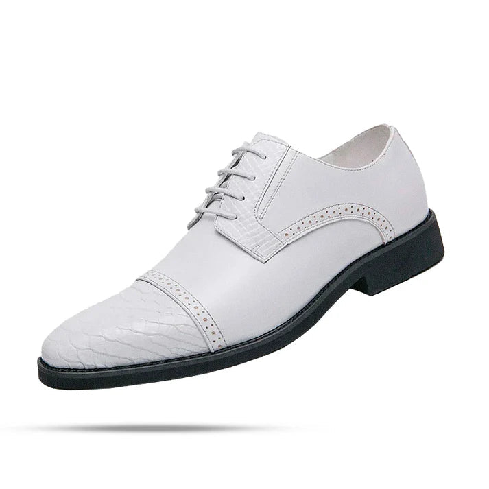 Sapato masculino Derby Monzzani MZ919 em couro texturizado com cadarço trançado, elegante e versátil, ideal para looks sociais e casuais sofisticados.