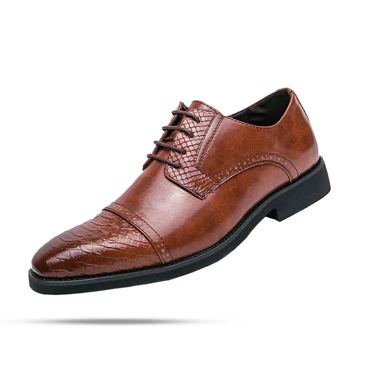 Sapato masculino Derby Monzzani MZ919 em couro texturizado com cadarço trançado, elegante e versátil, ideal para looks sociais e casuais sofisticados.