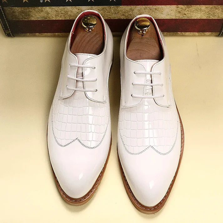 Sapato masculino Derby Monzzani MZ917 em couro texturizado e lustrado com cadarço trançado, ideal para looks sociais e formais com estilo sofisticado.