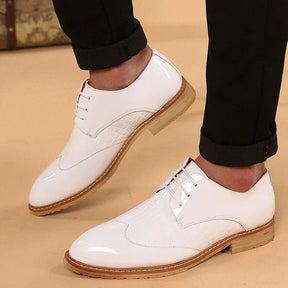 Sapato masculino Derby Monzzani MZ917 em couro texturizado e lustrado com cadarço trançado, ideal para looks sociais e formais com estilo sofisticado.