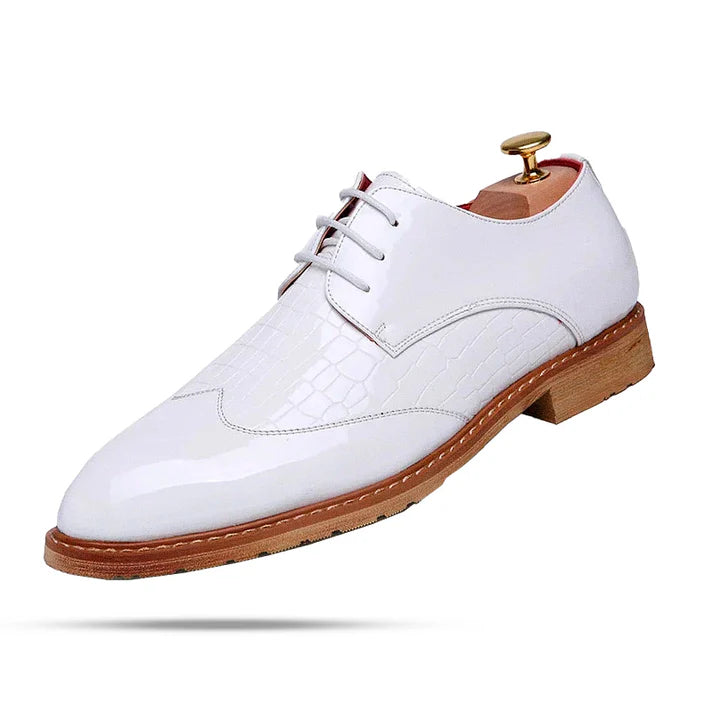 Sapato masculino Derby Monzzani MZ917 em couro texturizado e lustrado com cadarço trançado, ideal para looks sociais e formais com estilo sofisticado.