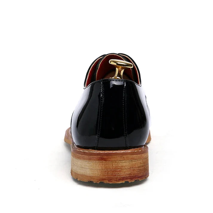 Sapato masculino Derby Monzzani MZ917 em couro texturizado e lustrado com cadarço trançado, ideal para looks sociais e formais com estilo sofisticado.