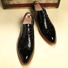 Sapato masculino Derby Monzzani MZ917 em couro texturizado e lustrado com cadarço trançado, ideal para looks sociais e formais com estilo sofisticado.