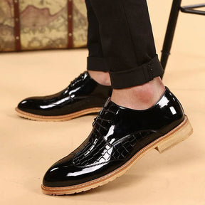 Sapato masculino Derby Monzzani MZ917 em couro texturizado e lustrado com cadarço trançado, ideal para looks sociais e formais com estilo sofisticado.