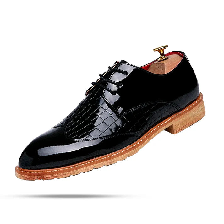 Sapato masculino Derby Monzzani MZ917 em couro texturizado e lustrado com cadarço trançado, ideal para looks sociais e formais com estilo sofisticado.