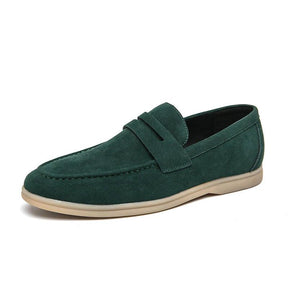 Sapato masculino Loafer Monzzani MZ900 em camurça, elegante e versátil, ideal para compor looks sociais e casuais com conforto e estilo.