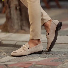 Sapato masculino Loafer Monzzani MZ901 em camurça com fivela, design elegante e confortável, perfeito para looks casuais sofisticados e ocasiões especiais.