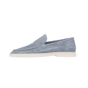 Sapato masculino Loafer Monzzani MZ902 em camurça, ideal para looks elegantes e casuais, com conforto e sofisticação para ocasiões especiais.