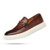Sapato masculino Loafer Monzzani MZ903 em couro texturizado, design sofisticado e versátil, ideal para composições casuais e formais com estilo.