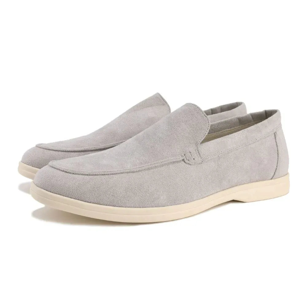 Sapato masculino Loafer Monzzani MZ905 em camurça macia, elegante e versátil, perfeito para looks sociais e casuais com conforto e estilo refinado