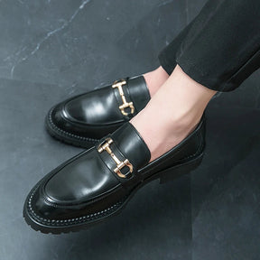 Sapato masculino Loafer Monzzani MZ906 em couro preto com solado tratorado, elegante e versátil, ideal para looks formais e casuais com conforto e estilo.
