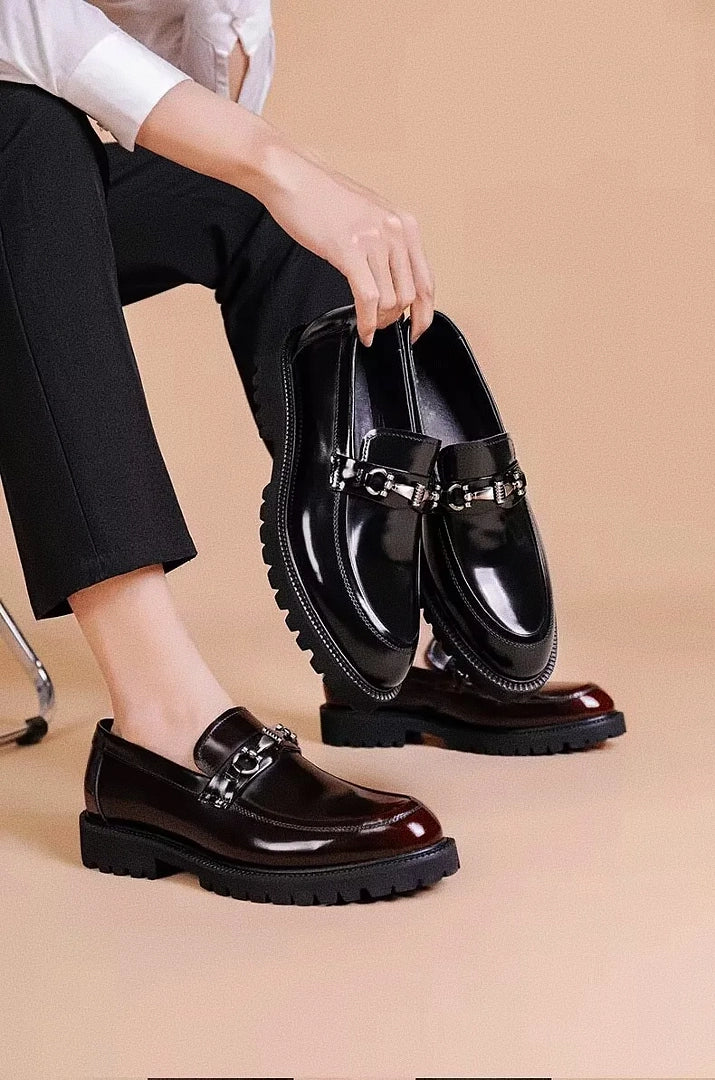 Sapato masculino Loafer Monzzani MZ907 em couro verniz, elegante e versátil, com solado tratorado e costura dupla para estilo refinado e conforto diário.