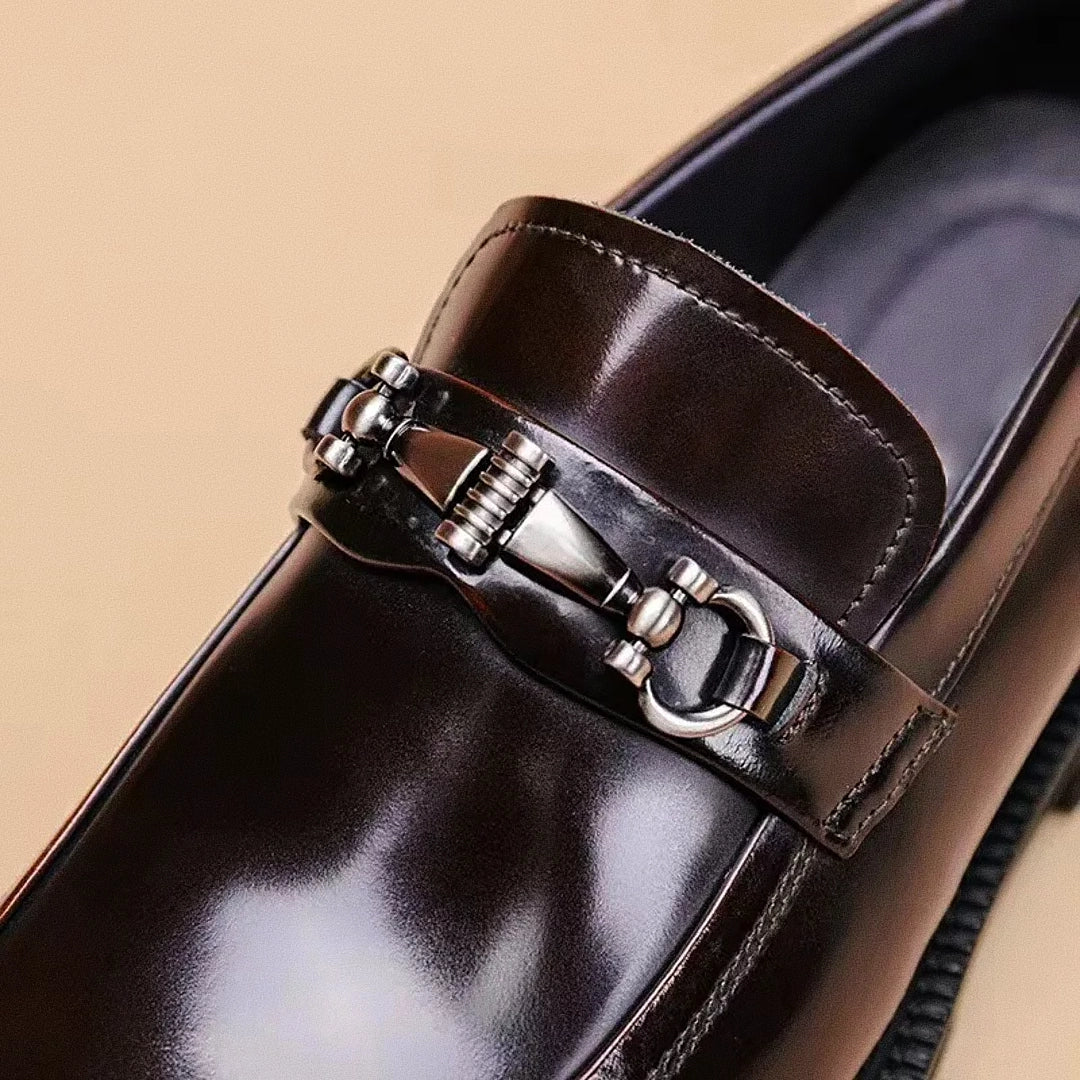 Sapato masculino Loafer Monzzani MZ907 em couro verniz, elegante e versátil, com solado tratorado e costura dupla para estilo refinado e conforto diário.