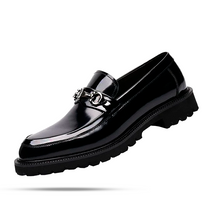 Sapato masculino Loafer Monzzani MZ907 em couro verniz, elegante e versátil, com solado tratorado e costura dupla para estilo refinado e conforto diário.