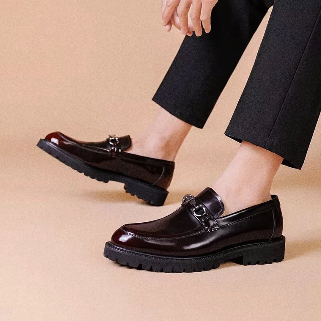 Sapato masculino Loafer Monzzani MZ907 em couro verniz, elegante e versátil, com solado tratorado e costura dupla para estilo refinado e conforto diário.