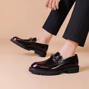 Sapato masculino Loafer Monzzani MZ907 em couro verniz, elegante e versátil, com solado tratorado e costura dupla para estilo refinado e conforto diário.