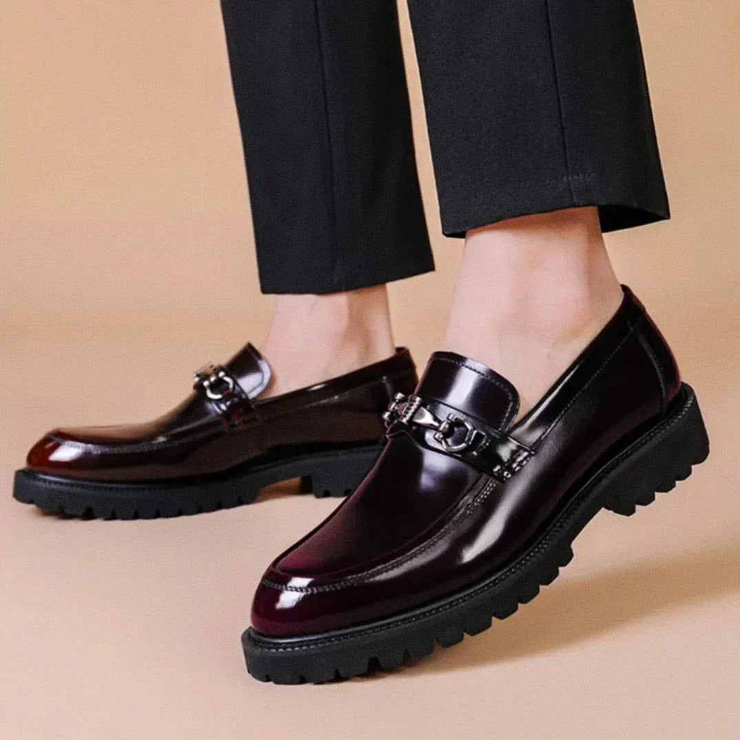 Sapato masculino Loafer Monzzani MZ907 em couro verniz, elegante e versátil, com solado tratorado e costura dupla para estilo refinado e conforto diário.