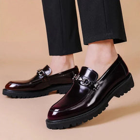 Sapato masculino Loafer Monzzani MZ907 em couro verniz, elegante e versátil, com solado tratorado e costura dupla para estilo refinado e conforto diário.