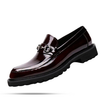 Sapato masculino Loafer Monzzani MZ907 em couro verniz, elegante e versátil, com solado tratorado e costura dupla para estilo refinado e conforto diário.