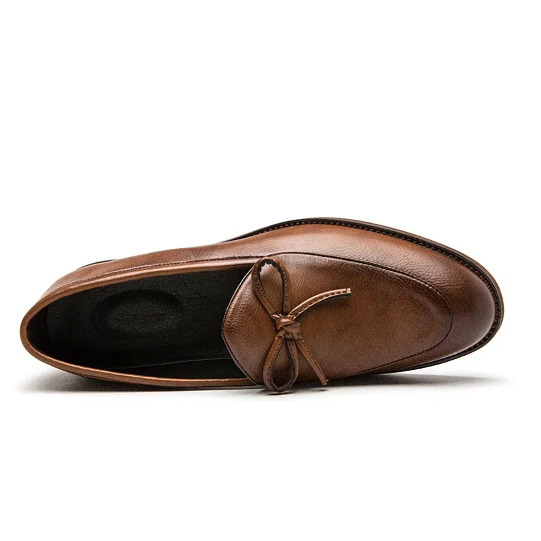 Sapato masculino Loafer Monzzani MZ911 em couro premium com sola vulcanizada, design clássico e versátil, ideal para composições sociais e casuais.