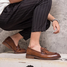 Sapato masculino Loafer Monzzani MZ911 em couro premium com sola vulcanizada, design clássico e versátil, ideal para composições sociais e casuais.