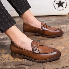 Sapato masculino Loafer Monzzani MZ911 em couro premium com sola vulcanizada, design clássico e versátil, ideal para composições sociais e casuais.