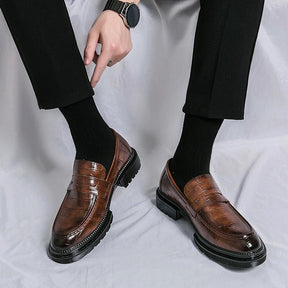 Sapato masculino Loafer Monzzani MZ912 em couro envernizado com solado tratorado, design elegante e versátil para composições sociais e casuais.