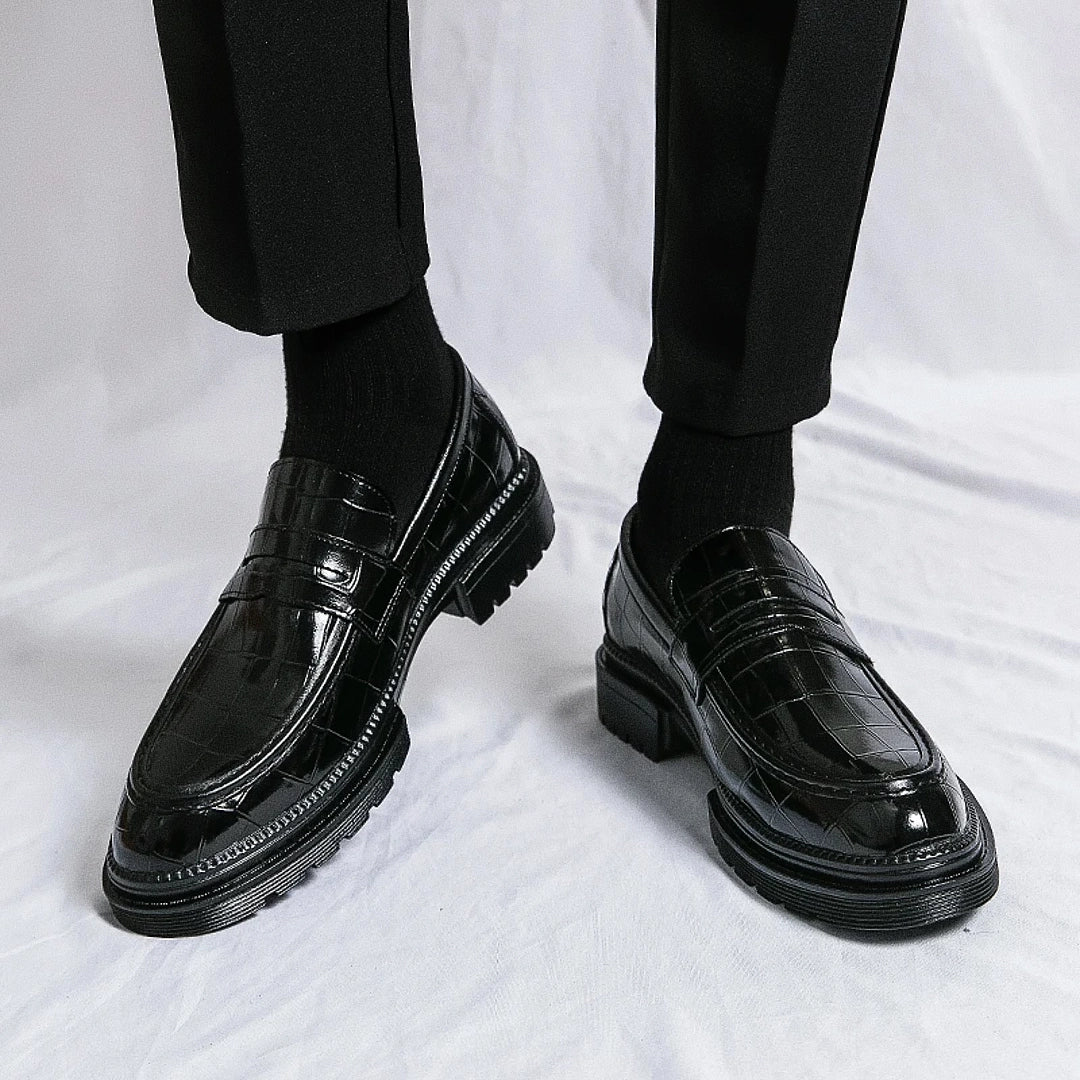 Sapato masculino Loafer Monzzani MZ912 em couro envernizado com solado tratorado, design elegante e versátil para composições sociais e casuais.