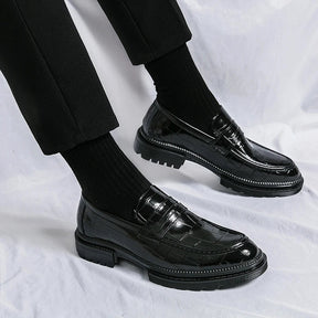 Sapato masculino Loafer Monzzani MZ912 em couro envernizado com solado tratorado, design elegante e versátil para composições sociais e casuais.