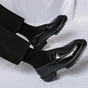 Sapato masculino Loafer Monzzani MZ912 em couro envernizado com solado tratorado, design elegante e versátil para composições sociais e casuais.