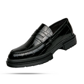 Sapato masculino Loafer Monzzani MZ912 em couro envernizado com solado tratorado, design elegante e versátil para composições sociais e casuais.