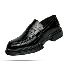 Sapato masculino Loafer Monzzani MZ912 em couro envernizado com solado tratorado, design elegante e versátil para composições sociais e casuais.