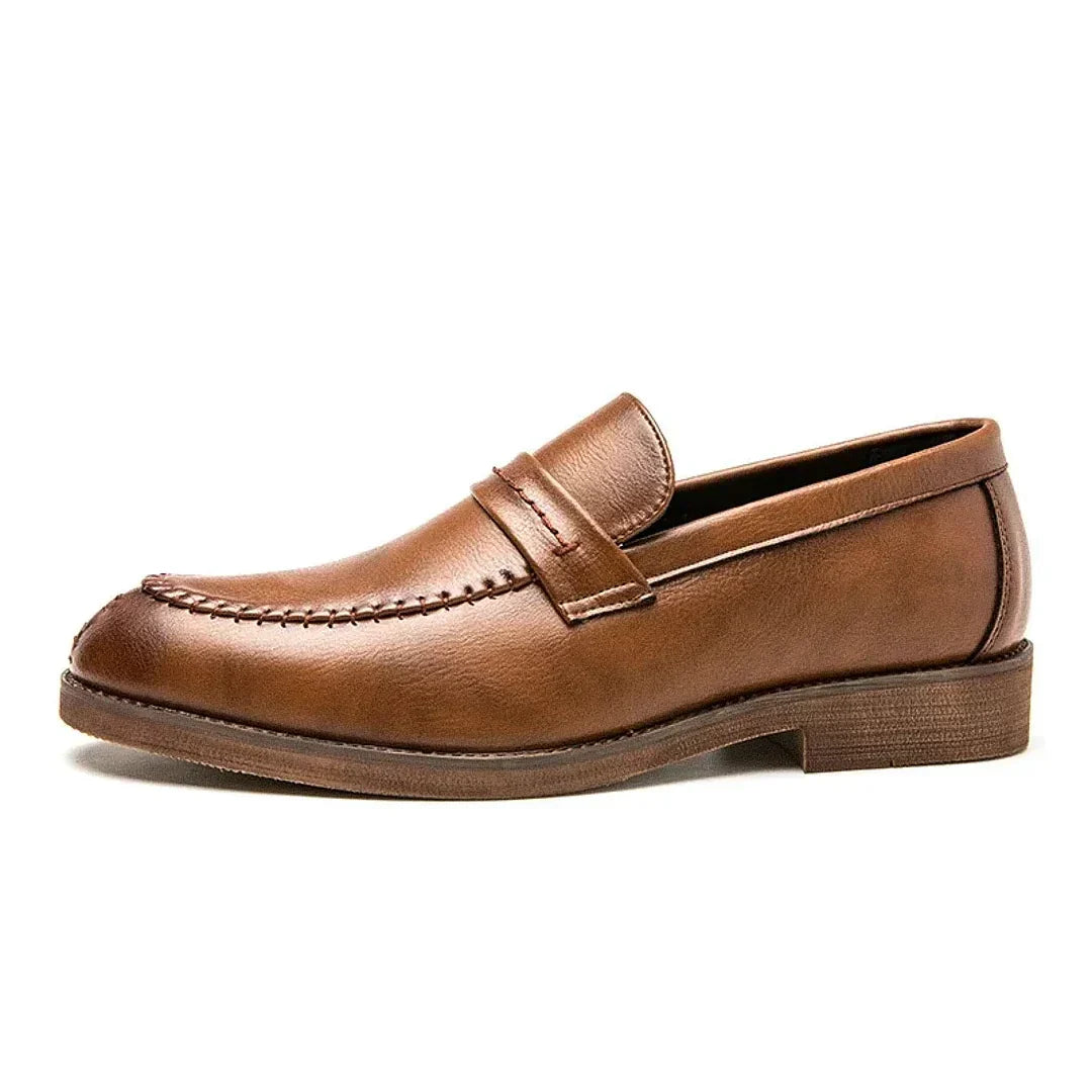 Sapato masculino Loafer Monzzani MZ914 em couro com costura central e sola vulcanizada, elegante e versátil para composições sociais e casuais.