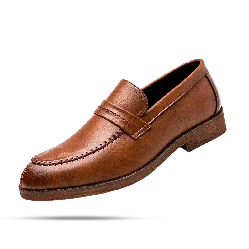 Sapato masculino Loafer Monzzani MZ914 em couro com costura central e sola vulcanizada, elegante e versátil para composições sociais e casuais.