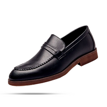 Sapato masculino Loafer Monzzani MZ914 em couro com costura central e sola vulcanizada, elegante e versátil para composições sociais e casuais.