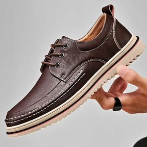Sapato masculino Monzzani MZ921 em couro premium com sola de borracha, design elegante e versátil para looks sociais e casuais com conforto.