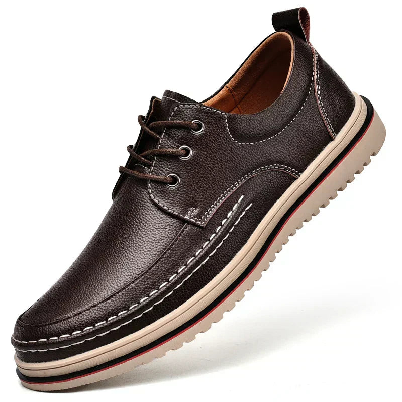 Sapato masculino Monzzani MZ921 em couro premium com sola de borracha, design elegante e versátil para looks sociais e casuais com conforto.