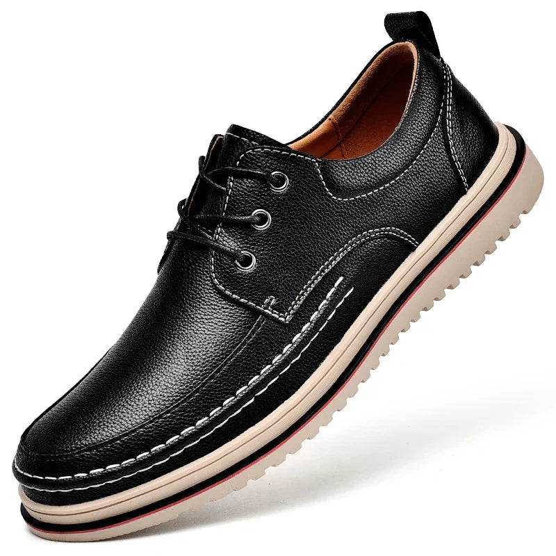 Sapato masculino Monzzani MZ921 em couro premium com sola de borracha, design elegante e versátil para looks sociais e casuais com conforto.